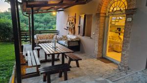 Patio alebo iná vonkajšia časť ubytovania Borgo Canapegna - "La quercia d'oro" private pool in the heart of Le Marche