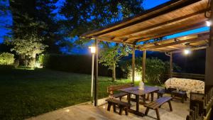 Vonkajšia záhrada v ubytovaní Borgo Canapegna - "La quercia d'oro" private pool in the heart of Le Marche