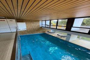 Bazén v ubytování Apartment in Bad Herrenalb with indoor pool nebo v jeho okolí