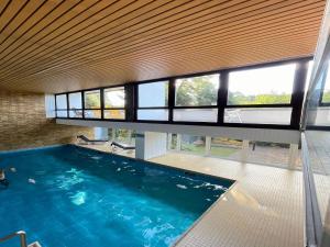 Bazén v ubytování Apartment in Bad Herrenalb with indoor pool nebo v jeho okolí