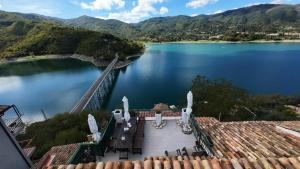 z powietrza widok na jezioro z górami w tle w obiekcie La terrazza sul lago Turano w mieście Vermiglio