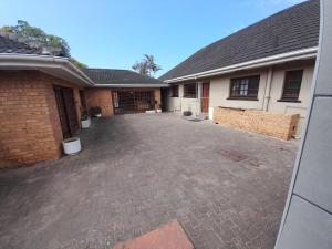 an empty driveway in front of a house at Buffalo View Lodge in East London