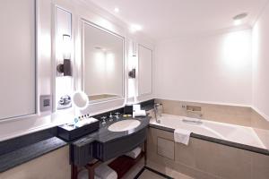 新加坡InterContinental Singapore by IHG的带浴缸、水槽和浴缸的浴室