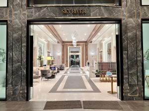 Un vestíbulo con una puerta de vidrio que da a una tienda Skyler. en Astra Sky River HOC, en Chiang Mai 17 fotos más