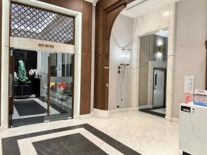 una entrada a una tienda con una puerta de cristal en Astra Sky River HOC, en Chiang Mai