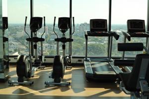 un gimnasio con un montón de máquinas de cardio en un edificio en Astra Sky River HOC, en Chiang Mai