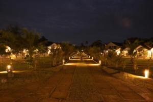 Ein Garten an der Unterkunft Uppuveli Beach by DSK