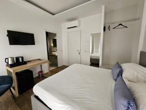 Postel nebo postele na pokoji v ubytování Be Your Home - Riviera Suites