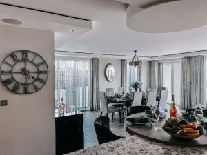 een woonkamer met een grote klok aan de muur bij Luxury home with Harbour Views in Poole in Poole