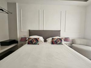 Postel nebo postele na pokoji v ubytování Be Your Home - Riviera Suites