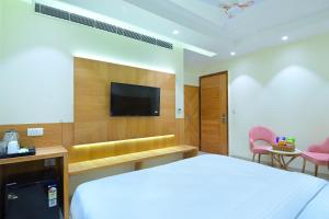 TV a/nebo společenská místnost v ubytování HOTEL SHANDON-2 Mins From Connaught Place