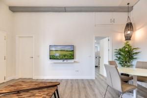Telewizja i/lub zestaw kina domowego w obiekcie Sea view with shared terrace
