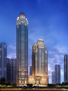 un grupo de edificios altos en una ciudad por la noche en The Yun Hotel Hankou en Wuhan