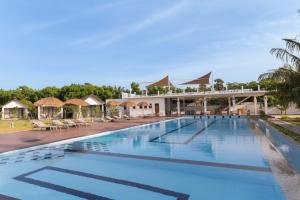 ein großer Pool in einem Resort mit in der Unterkunft Uppuveli Beach by DSK in Trincomalee