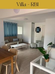 un soggiorno con un divano e un tavolo di Westhaven Bay a Costa Del Silencio