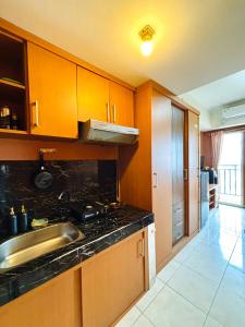 a kitchen with a sink and a counter top at Room Transit 3jam Apartemen Margonda Residence 2 By Younz Apartemen in Pondokcina