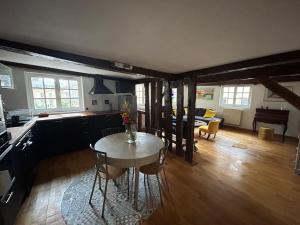 a kitchen and dining room with a table and a kitchen and a living room at Trop chouette au centre de Dijon in Dijon