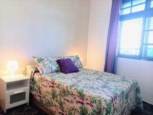 une petite chambre avec un lit et une fenêtre dans l'établissement Bonita casa cerca de la playa - Chalet Eras Costeras, à Las Eras