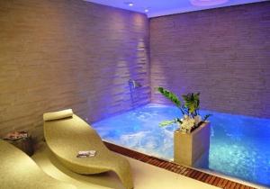 a bathroom with a tub with a plant in it at HR Hotel & Spa in Piano di Sorrento