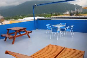Cảnh núi rừng hoặc tầm nhìn ra núi từ chỗ nghỉ nhà dân