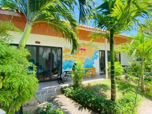 a house with a mural on the side of it at Gió Homestay and Coffee in Ấp Khánh Phước (1)