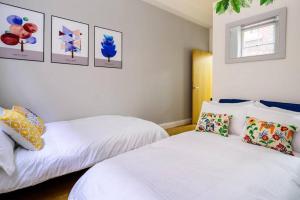 two beds sitting next to each other in a bedroom at Charming Apartment in Liverpool City Centre - Peaceful Sleep! in Liverpool