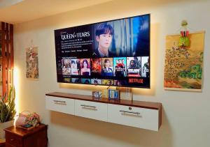 TV a/nebo společenská místnost v ubytování Kim's Hanok Korean Suite