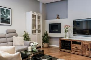 TV a/nebo společenská místnost v ubytování Piedmont Apartment - LoftAffair