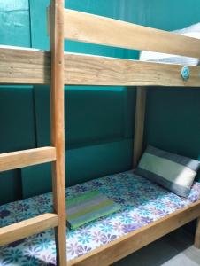 独鲁万Don Pedro 4的双层床的下铺配有书籍