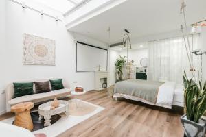 Ένα ή περισσότερα κρεβάτια σε δωμάτιο στο Shanghai ruochu designer Guesthouse上海若初设计师民宿--近上海浦东国际机场及迪士尼