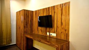 Televiisor ja/või meelelahutuskeskus majutusasutuses Shashwat Resort