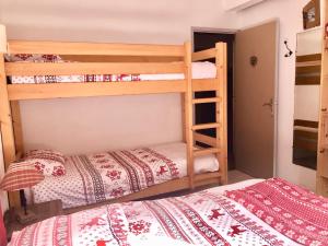 Un ou plusieurs lits dans un hébergement de l'établissement Chalet Rivière du Bon Nant Location de 6 à 14 personnes en Haute Savoie