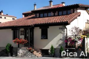 una casa con tetto piastrellato di Casa Rural Villa de San Leonardo a San Leonardo de Yagüe