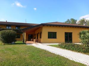 a house with a pathway leading to it at Agriturismo La Bella Manza in Lurate Caccivio