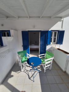 a patio with a table and chairs on a roof at Be Kythnos in Mérikhas