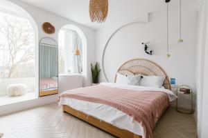 Ένα ή περισσότερα κρεβάτια σε δωμάτιο στο Shanghai ruochu designer Guesthouse上海若初设计师民宿--近上海浦东国际机场及迪士尼
