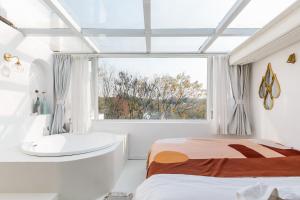 Ένα ή περισσότερα κρεβάτια σε δωμάτιο στο Shanghai ruochu designer Guesthouse上海若初设计师民宿--近上海浦东国际机场及迪士尼