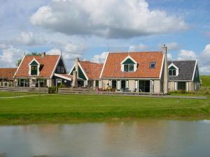 Fotografie z fotogalerie ubytování Charming chalet with spacious garden on a holiday park near the Wadden Sea v destinaci Hippolytushoef