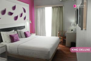 Una cama o camas en una habitación de Shakti Hotel Bandung