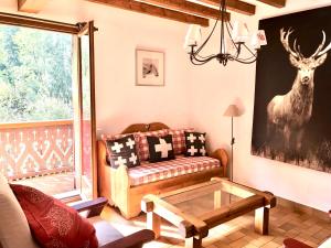 Coin salon dans l'établissement Chalet Rivière du Bon Nant Location de 6 à 14 personnes en Haute Savoie