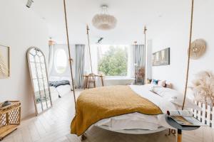 Ένα ή περισσότερα κρεβάτια σε δωμάτιο στο Shanghai ruochu designer Guesthouse上海若初设计师民宿--近上海浦东国际机场及迪士尼