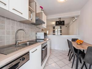 Fotografie z fotogalerie ubytování Homely Apartment in Vir with Balcony v destinaci Vir