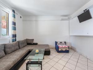 Fotografie z fotogalerie ubytování Homely Apartment in Vir with Balcony v destinaci Vir