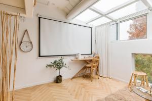 TV a/nebo společenská místnost v ubytování Shanghai ruochu designer Guesthouse上海若初设计师民宿--近上海浦东国际机场及迪士尼