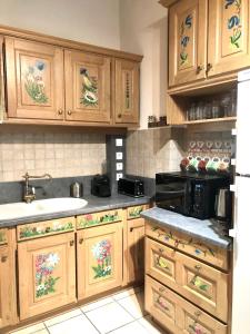 Cuisine ou kitchenette dans l'établissement Chalet Rivière du Bon Nant Location de 6 à 14 personnes en Haute Savoie