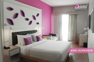 Una cama o camas en una habitación de Shakti Hotel Bandung