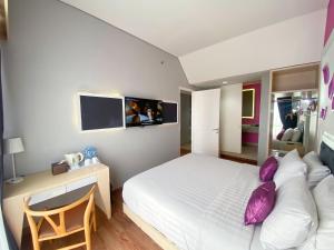 Una cama o camas en una habitación de Shakti Hotel Bandung