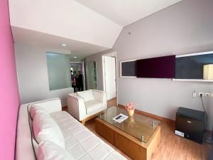 Una cama o camas en una habitación de Shakti Hotel Bandung