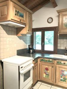 Cuisine ou kitchenette dans l'établissement Chalet Rivière du Bon Nant Location de 6 à 14 personnes en Haute Savoie