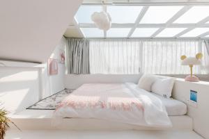 Ένα ή περισσότερα κρεβάτια σε δωμάτιο στο Shanghai ruochu designer Guesthouse上海若初设计师民宿--近上海浦东国际机场及迪士尼